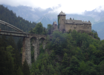 Burg Wiesberg und Trisannabrücke